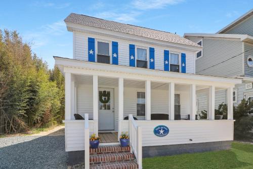 Chincoteague House | Stella del Mare - Charming home with relaxing porch!