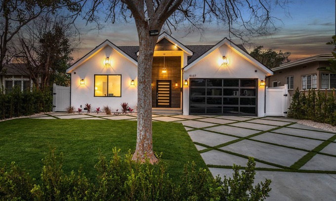 Burbank House | Stellar Home with Pool and Jacuzzi-Minutes from Universal Studios and Hollywood!