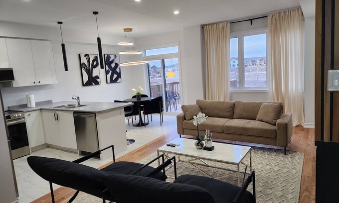 Thorold House | Step into a world of luxury and comfort in our Niagara home