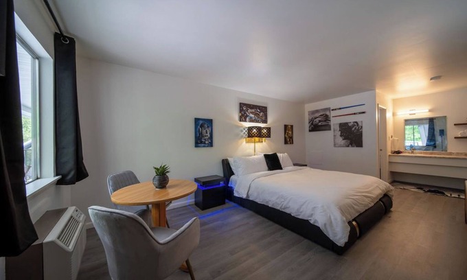 Eureka Springs Resort | Step into our Galaxy King Suite Room at GloryDayz!