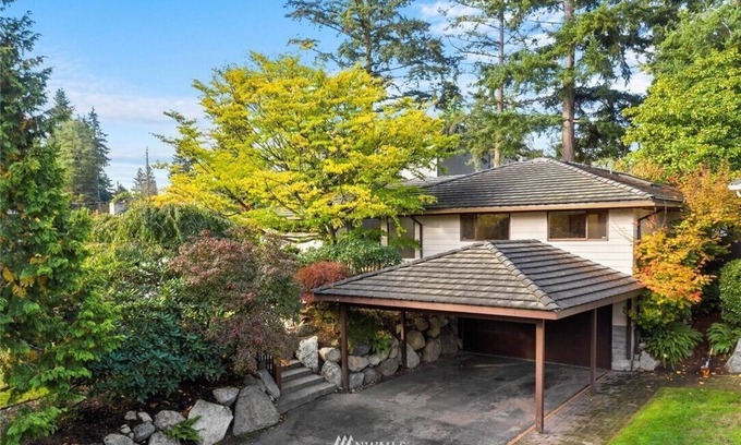 Shoreline Apartment | Step Into Retro Chic: Luxurious Suite King Bed