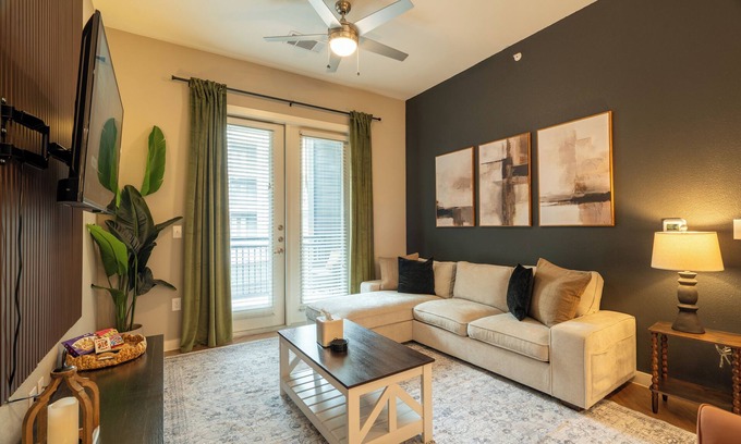 Tobin Hill Apartment | Steps from Pearl District, Riverwalk access, Gym, Pool, Free Parking, King Bed