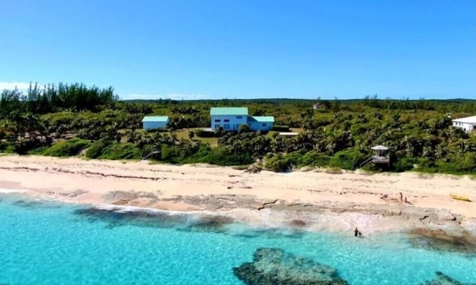 Nassau Villa | Steps from the turquoise water!