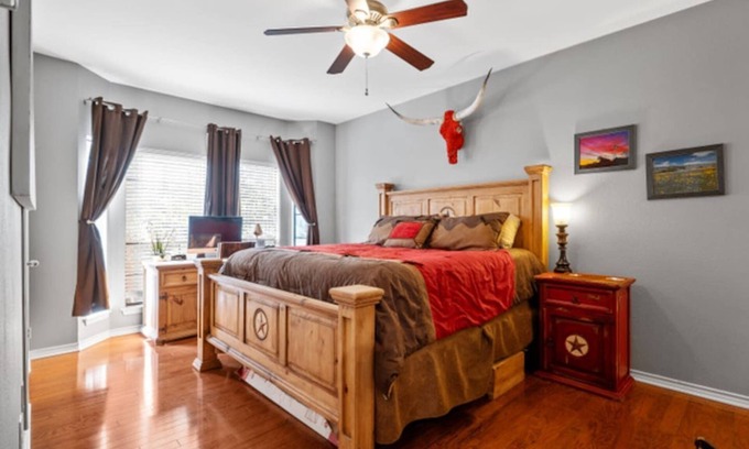 North University Condo | Steps from UT ✔️ 2 Heavenly King Beds ❤️ Retro 80s Getaway w/Gig-Speed WiFi