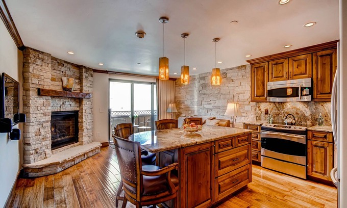 Vail Condo | Steps to gondola! Diamond rated! Lionshead Village! Pool & Hot Tub! Landmark 116