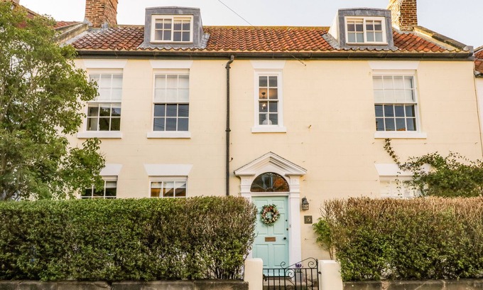 West Cliff House | STEWART HOUSE, pet friendly, character holiday cottage in Whitby