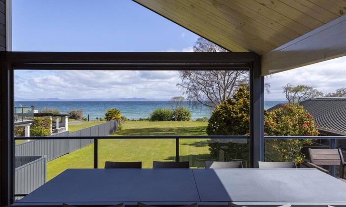 Waitahanui House | Still Water Retreat - idyllic and tranquil location on lake edge