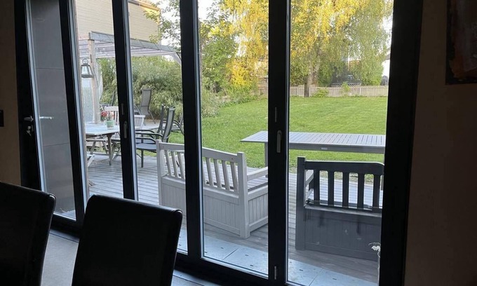 Nordstrand House | Stilrent, Arkitekttegnet hus med 5 Soverom og Stor, Deilig Hage for 8-10 Pers