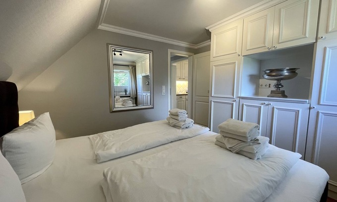 Kleinmorsum Apartment | Stilvoll Eingerichtete 60 qm Große Wohnung im Ersten OG mit Schlafcouch