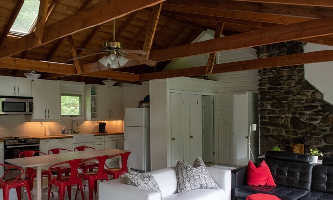 Glendale Cottage | Stockbridge Cottage minutes from downtown Lenox
