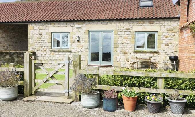 Spaunton Cottage | STONE CROSS, pet friendly, with a garden in Hutton-Le-Hole
