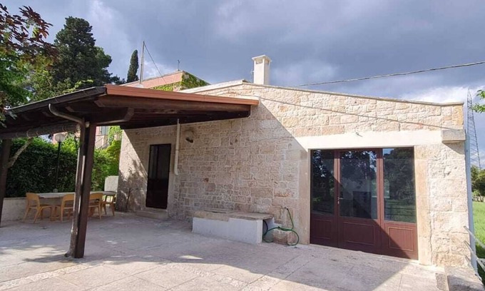 Putignano Cottage | Stone farmhouse surrounded by greenery with shared pool