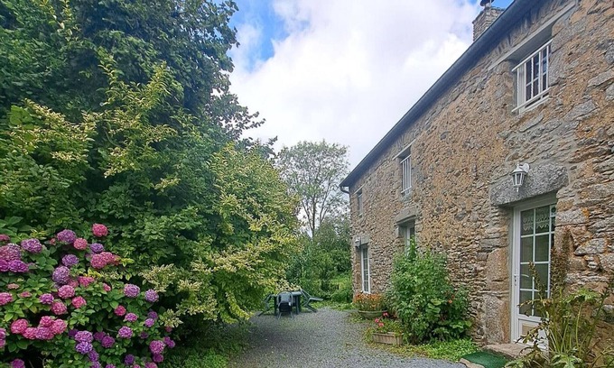 Gratot Cottage | Stone house with private yard and wifi in Gratot