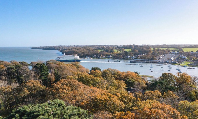Ryde House | Stone's Throw Away from the English Channel! -Family and Dog Friendly
