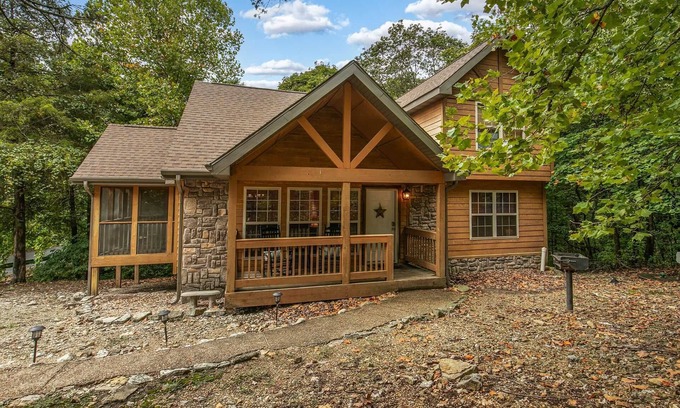 Branson West Cabin | StoneBridge 2 Bedroom Lodge - Walkway In, Peaceful Setting, Private Parking - Lodge #25