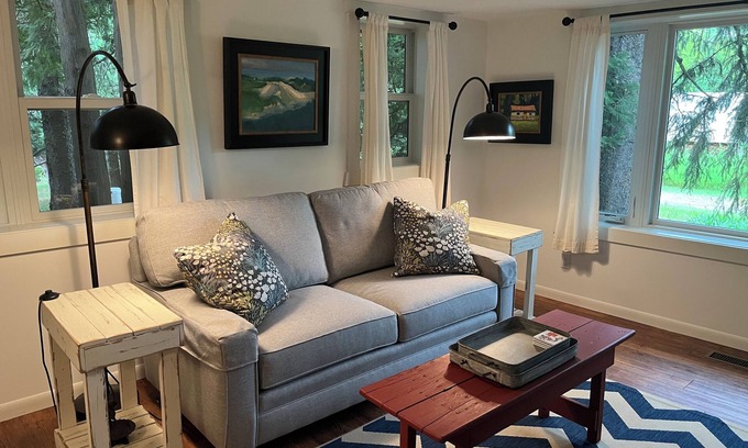 Empire House | Stonegable: Perfect couples retreat;quiet, private, modern, close to everything!
