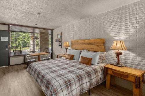 Eureka Springs Apartment | Stonegate Lodge King Bed Fast WiFi 50in Roku TV Salt Water Pool Room # 304