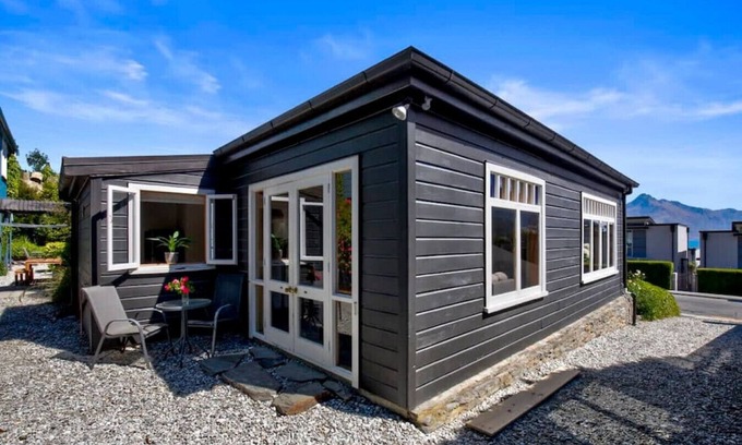 Queenstown City Centre Apartment | Stonehouse Mini - walk to town with shared spa