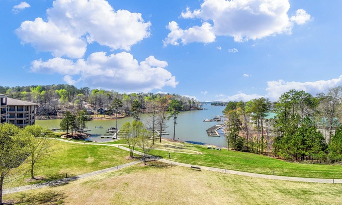 Dadeville Apartment | Stoneview Lakeside Dreams, 3BR Stillwaters Lake Condo
