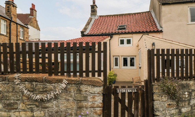 Sandsend Cottage | STONEWALL, pet friendly, country holiday cottage in Sandsend
