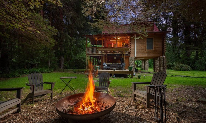 Black Mountain Cabin | Stoney Creek Cabin | Creekside Cabin with Fire Pit & Hot Tub!