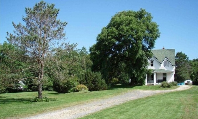 Chester House | Stoneybrook House - historic property on 1.7 acres of land