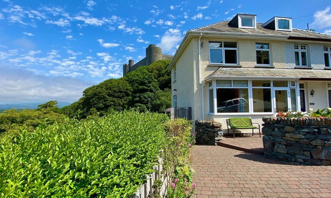 Harlech Cottage | STONEYCROFT, pet friendly, character holiday cottage in Harlech