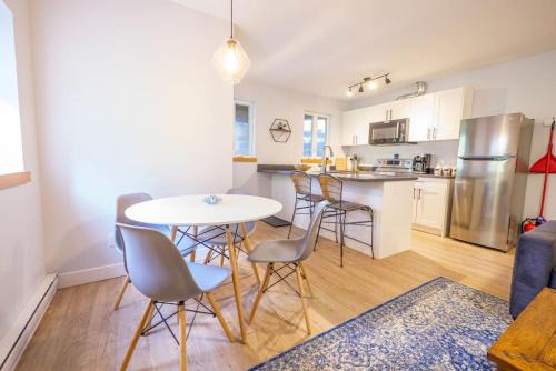 Ucluelet House | Storm Bay, Modern 1 Bed Suite and Chefs Kitchen