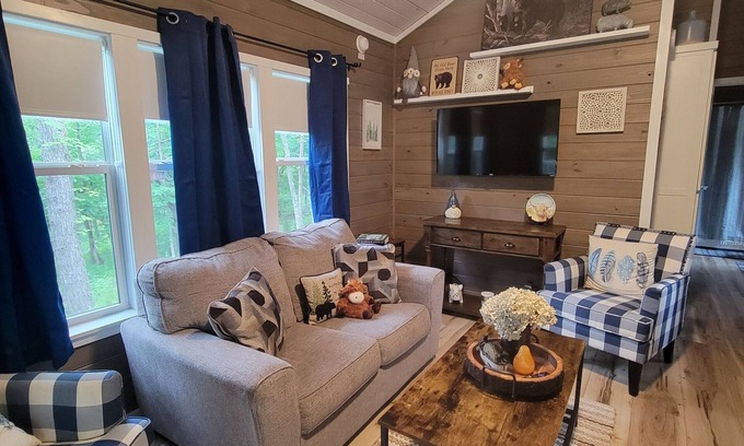 Franklin House | Storybook Mountain Cottage – Romantic Cottage w/Fire Pit & Private Porch