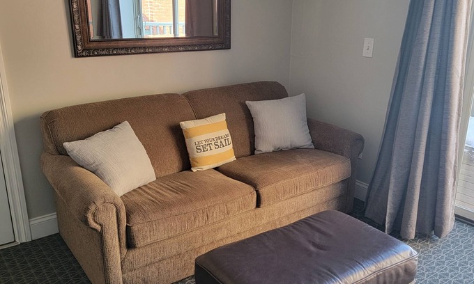 Ludington Apartment | STRAM *206
