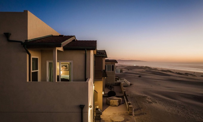 Oceano House | Strandcastle Beach House 2.0 - Oceanfront! - You're right on the sand! n