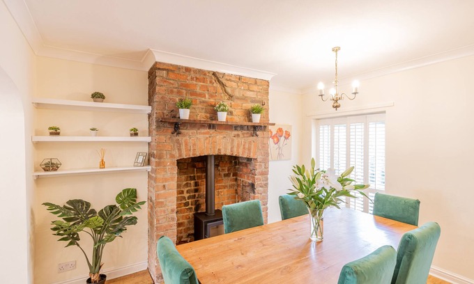 Harrogate House | Strayside Cottage Harrogate. Dog friendly. 5 min walk hospital. 15 min walk town