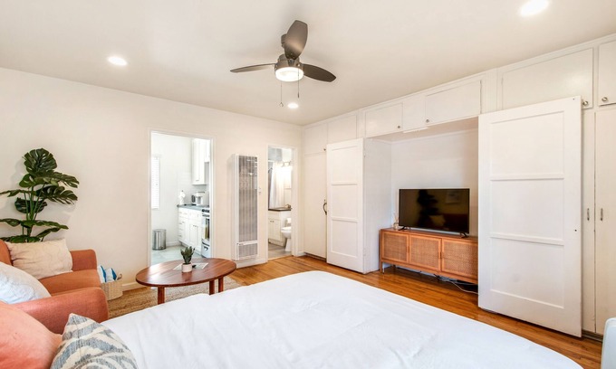 Belmont Shore Apartment | Stroll to the Beach from your 2nd Street Studio