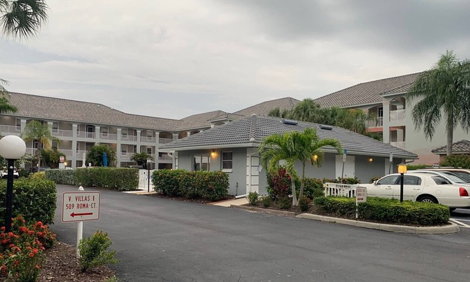 Vanderbilt Beach Villa | STROLL TO VANDERBILT BEACH & DELNOR WIGGINS STATE PARK
