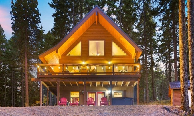 Sky Meadows Ranch Cabin | Stuart View Lodge · Amazing Mt Views | Fire Pit | Relaxing Hot Tub | Foosball |