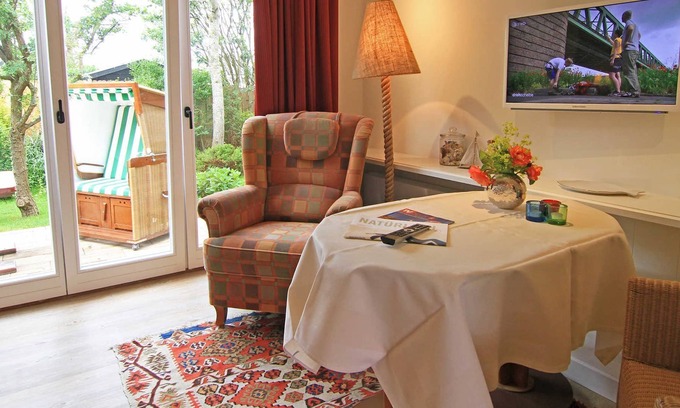 Wenningstedt-Braderup Cottage | Studio 06 - Pension Mowen Nest