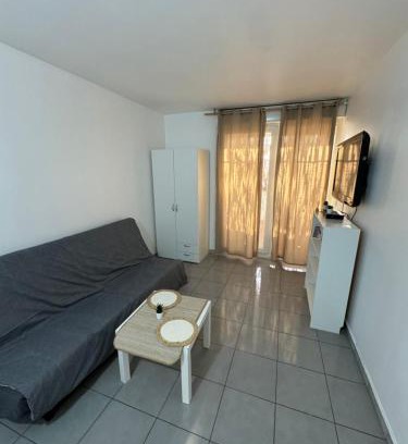 14th Arrondissement Apartment | Studio à Marseille avec Terrasse