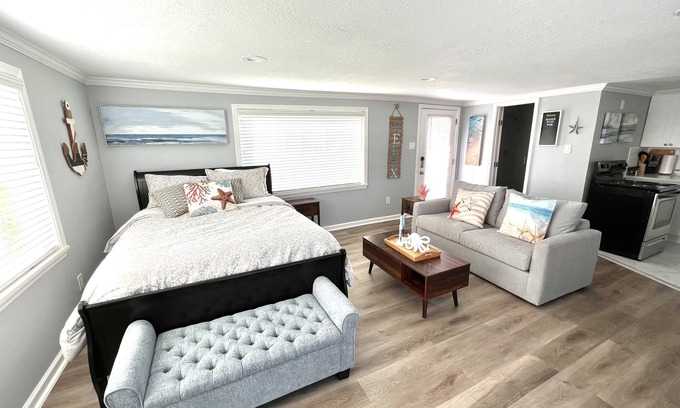 Surfside Beach House | Studio 2min walk to beach/dining, sleeps 4, pet friendly