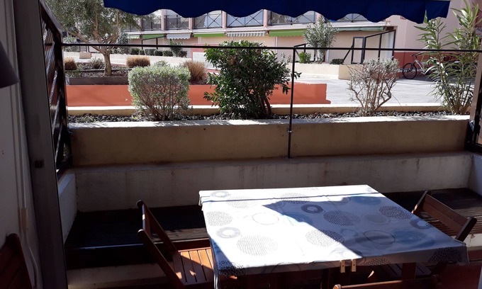 Le Grau-Du-Roi Apartment | Studio air-conditioned cabin with pool in Grau du Roi in the rdc