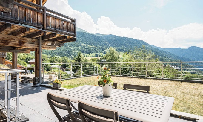 Notre-Dame-du-Pre Apartment | Studio Apartment 'De Charme Montagne' with Mountain View, Private Terrace and Wi-Fi