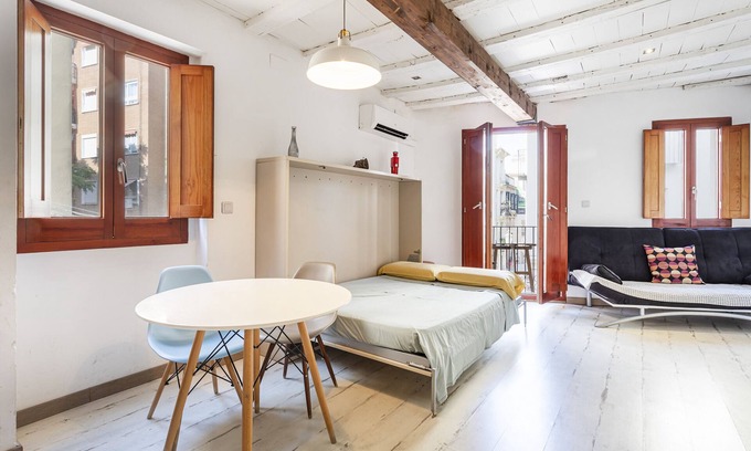 Barrio del Carmen Apartment | Studio Apartment '2º In The Old Center' with Balcony, Wi-Fi and Air Conditioning