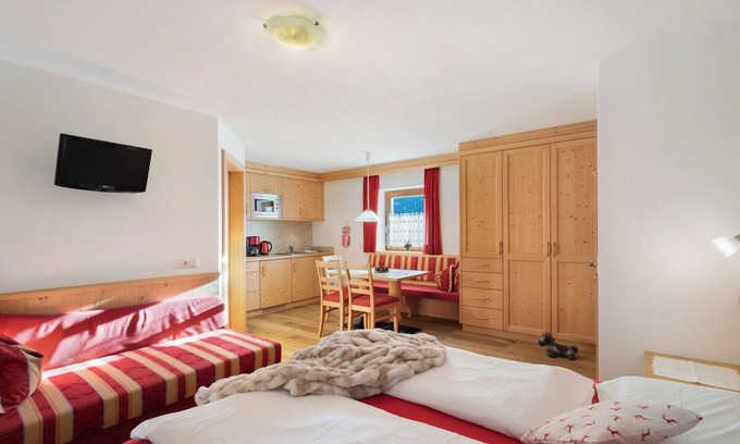 La Valle Apartment | Studio Apartment 'Apartment Plaies' with Mountain View, Shared Garden and Wi-Fi