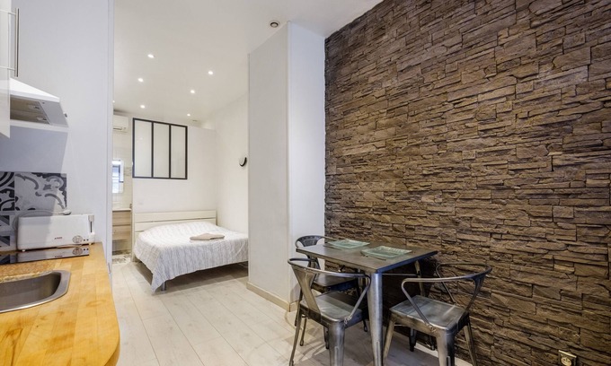Quartier du Port Apartment | Studio Apartment 'Appartement Cosy - Sur Le Port' with Shared Garden, Wi-Fi and Air Conditioning