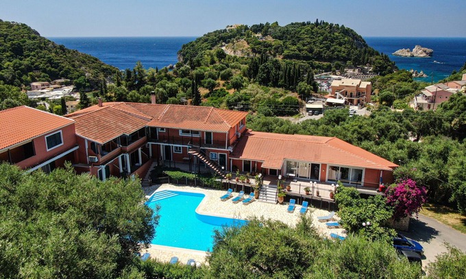 Lakones Apartment | Studio apartment "Arianna Studio 9" with sea view, communal pool & WLAN