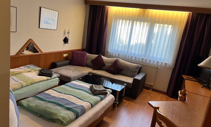 Schwanstetten Apartment | Studio Apartment 'Messe-Lodge Nürnberg' with Wi-Fi
