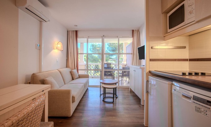 Cap Esterel Apartment | Studio Apartment 'Cap Esterel' with Mountain View, Shared Pool and Air Conditioning