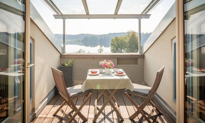 Pelham Apartment | Studio Apartment "Loggia" with Lake View, Private Garden & Wi-Fi