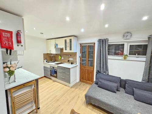 Lady Margaret Apartment | Studio apartment, TV, WiFi Kitchen Parking, Wembley Elizabeth Line