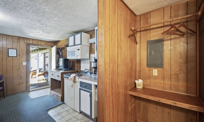 Cascade Apartment | Studio at Birch Glen Lodge: Mountain Retreat with Firepit