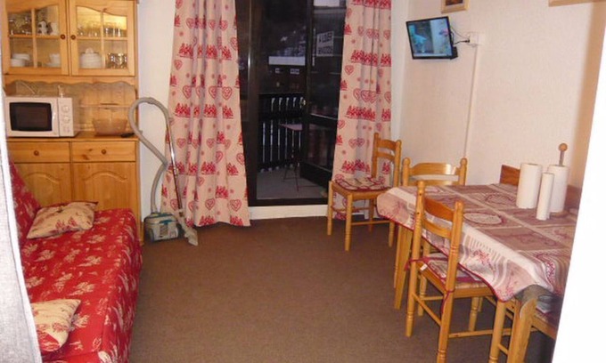Les Claux Apartment | Studio balcony 2nd floor RES Ski Soleil 4 P located 50M from the slopes and gondola.